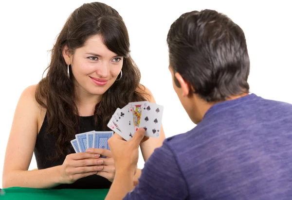 Jovem casal jogar cartas cuarenta — Fotografia de Stock