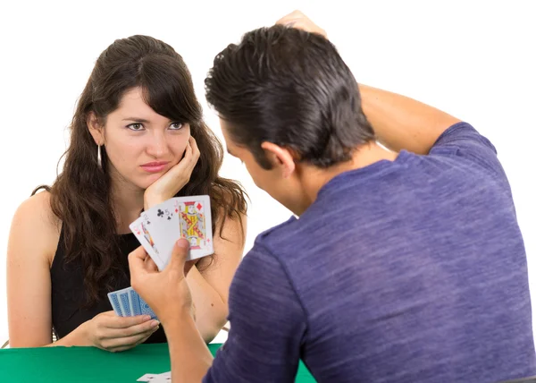 Jeune couple jouer cartes cuarenta — Photo