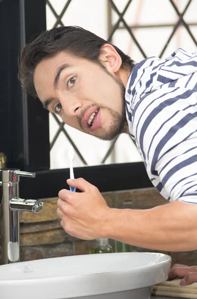 Young man brushing his teeth — Stock Photo, Image