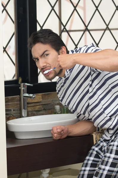 Ung man borsta hans tänder — Stockfoto