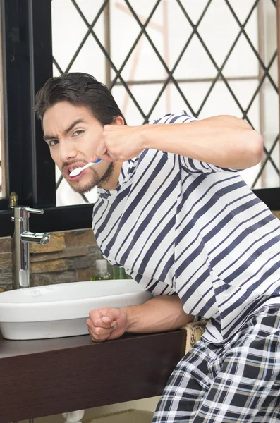 Young man brushing his teeth — Stock Photo, Image