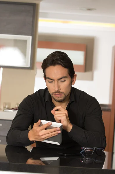 Bello giovane uomo moderno utilizzando tablet — Foto Stock