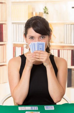 Genç güzel kız oyun kartları