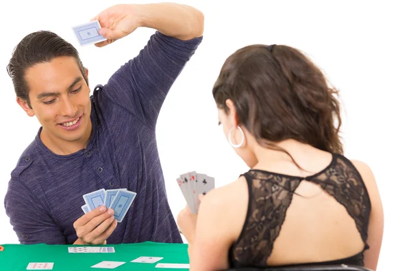 Jovem casal jogar cartas cuarenta — Fotografia de Stock