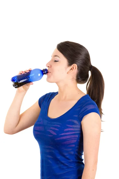 Krásná mladá dívka pitnou vodu z modré láhve — Stock fotografie