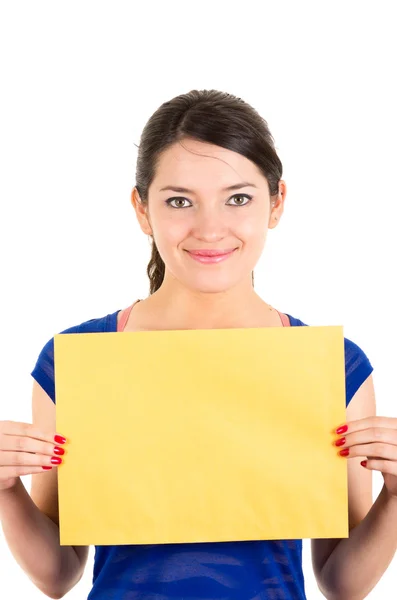 Krásná mladá žena drží kartu žluté prázdný znak — Stock fotografie