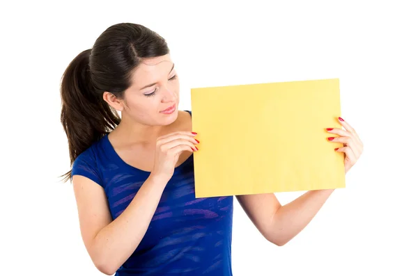 Bela jovem segurando amarelo cartão de sinal em branco — Fotografia de Stock