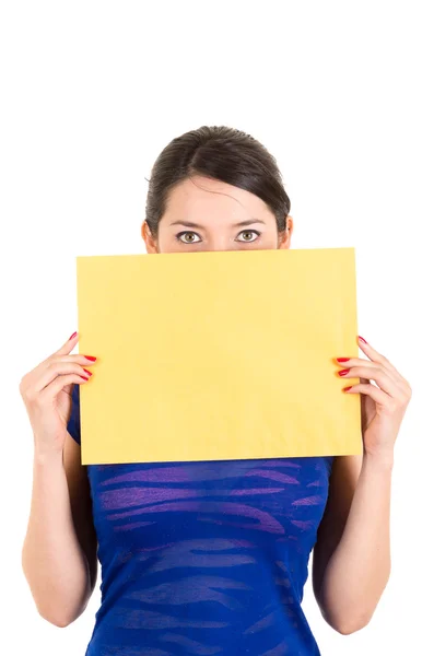 Hermosa mujer joven sosteniendo tarjeta de muestra en blanco amarillo —  Fotos de Stock