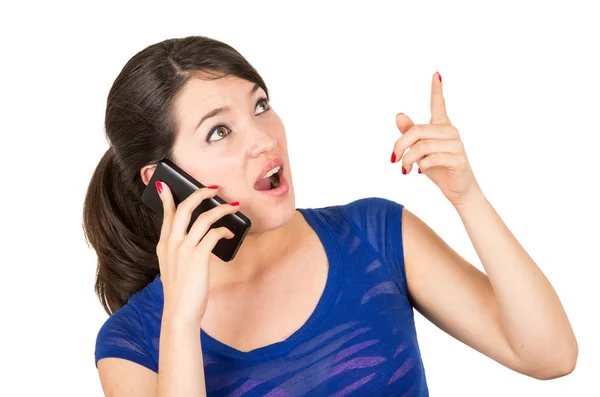 Vacker latin ung flicka talar i hennes mobiltelefon — Stockfoto