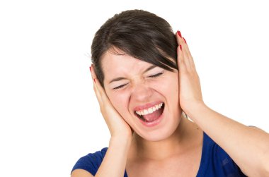 Genç mutsuz kız kulakları kapsayan rahatsız