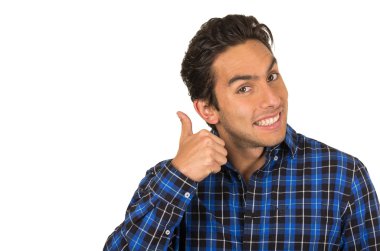 bir poz mavi kareli gömlek giyen latin yakışıklı genç