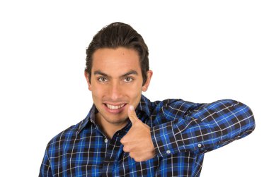 yukarı başparmak ile poz mavi kareli gömlek giyen mutlu latin yakışıklı genç