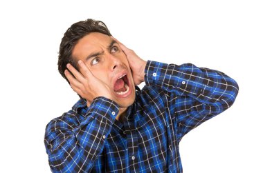 kaplama kulakları poz mavi kareli gömlek giyen genç yakışıklı umutsuz adamın