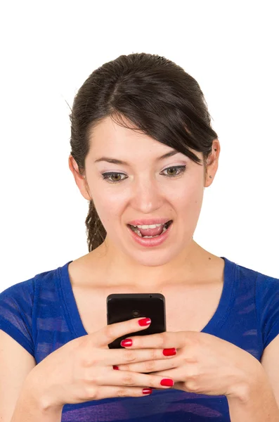 Linda jovem mensagens de texto com telefone celular — Fotografia de Stock