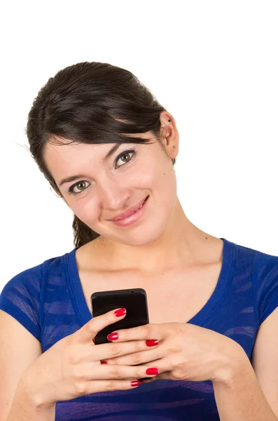 Hermosa chica joven mensajes de texto con el teléfono celular —  Fotos de Stock