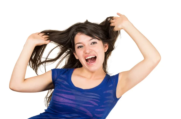 Gros plan portrait de belle jeune fille jouer avec les cheveux — Photo