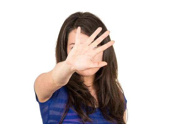 Primer plano retrato hermosa joven posando con la mano delante de su cara gesto parada — Foto de Stock