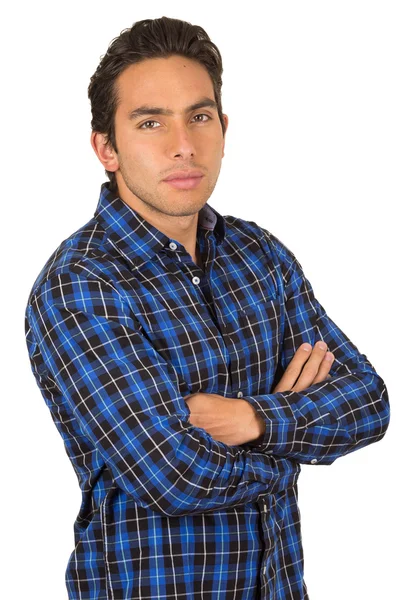 Jovem homem bonito vestindo uma camisa xadrez azul posando — Fotografia de Stock