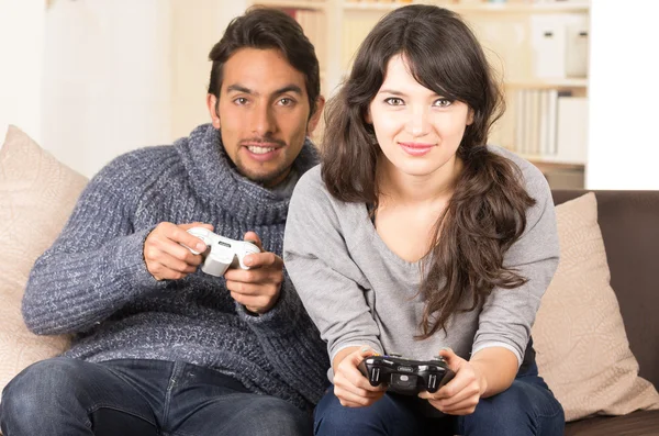 Joven linda pareja jugando videojuegos — Foto de Stock