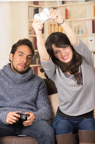 Joven linda pareja jugando videojuegos — Foto de Stock