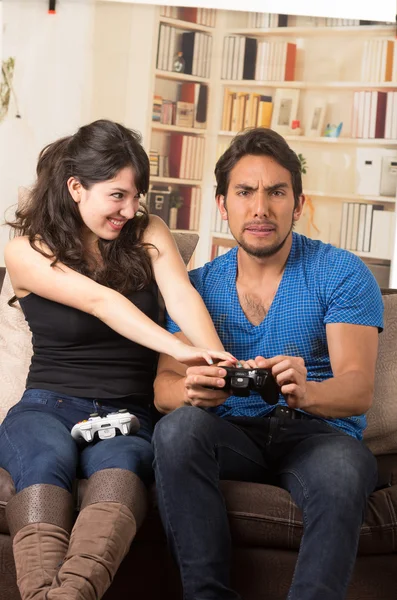 Молодая милая пара, играющая в видеоигры — стоковое фото