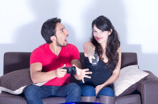 Отчаявшийся мужчина смотрит на подругу, выключающую видеоигру — стоковое фото