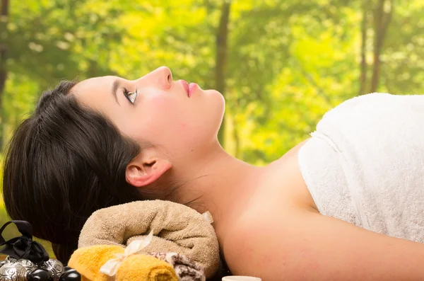 Piękna brunetka kobiety leżącej w odkrytym spa — Zdjęcie stockowe