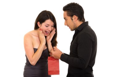 erkek sürprizler kız arkadaşı bir hediye ile