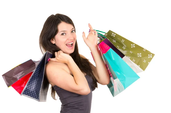 Schöne junge brünette lächelnde Frau beim Einkaufen mit Taschen — Stockfoto