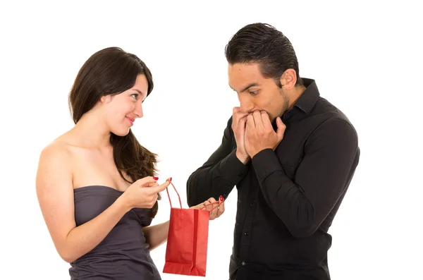 Namorada surpreende namorado com um presente — Fotografia de Stock