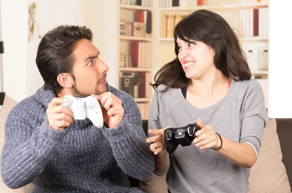 Giovane coppia carina giocare ai videogiochi — Foto Stock
