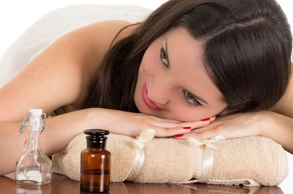 Beautiful young woman relaxing in spa — Stock Photo, Image