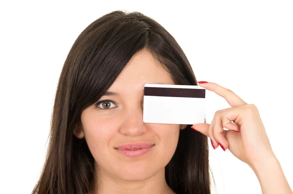 Primer plano hermosa mujer joven sosteniendo tarjeta de crédito —  Fotos de Stock