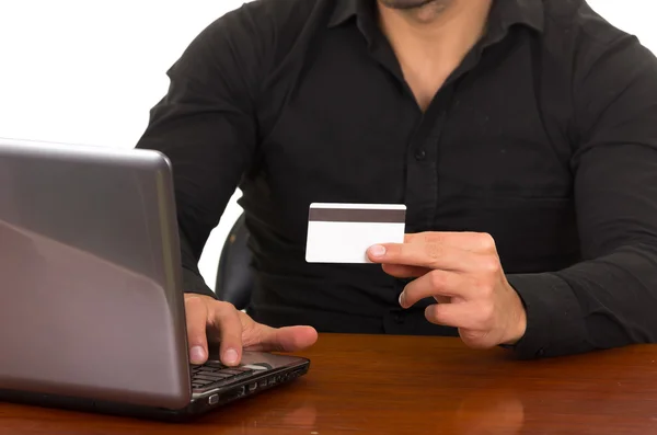 Νεαρός άνδρας που αγοράζουν σε απευθείας σύνδεση με πιστωτική κάρτα — Φωτογραφία Αρχείου