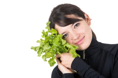 yaprakları taze marul tutan güzel genç kız closeup portresi