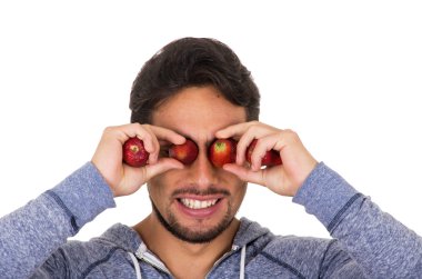 portre portre genç adam gözleri önünde kırmızı çilek holding