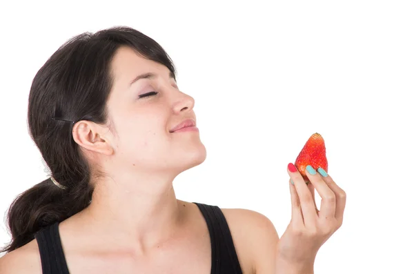 Симпатичная улыбчивая молодая женщина, готовая с удовольствием есть клубнику — стоковое фото