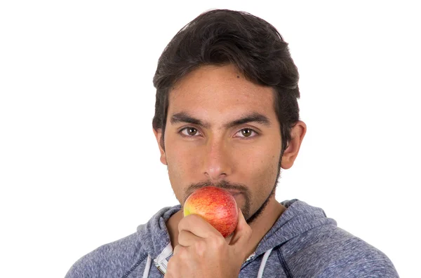 Jovem bonito mordendo maçã vermelha — Fotografia de Stock