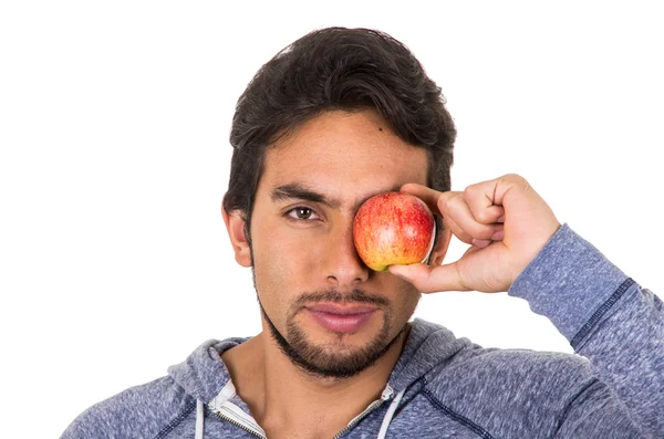 Joven guapo sosteniendo manzana roja — Foto de Stock