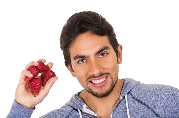 Primo piano ritratto giovane uomo in possesso di fragole rosse — Foto Stock