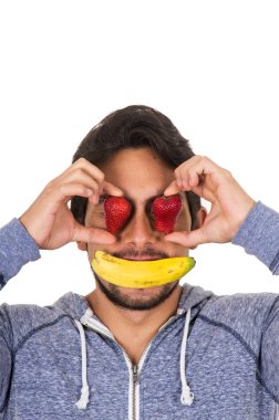 Kırmızı çilek ve muz ile yüz kapsayan portre portre komik delikanlı