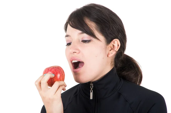 Primer plano retratar hermosa joven sosteniendo una manzana roja — Foto de Stock