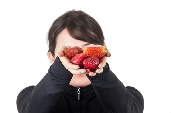 クローズ アップの肖像画の若い女の子が赤いイチゴを提供しています。 — ストック写真