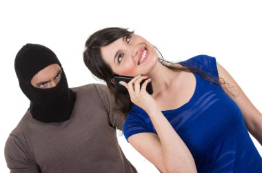 Maskeli erkek hırsız soymaktan güzel genç kız