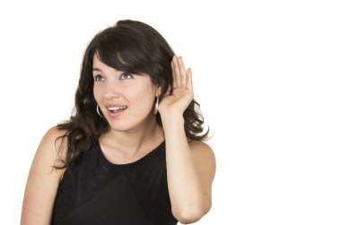 Siyah en iyi kulağı dinlemek üzerinde el ile poz giyen güzel genç esmer kadın