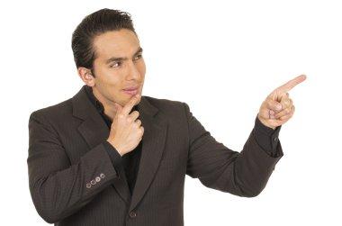 yakışıklı genç adam bir takım elbise poz tarafına işaret giyiyor