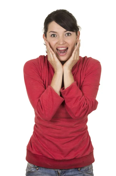 Bonita joven usando top rojo posando con las manos en las mejillas sorprendida — Foto de Stock