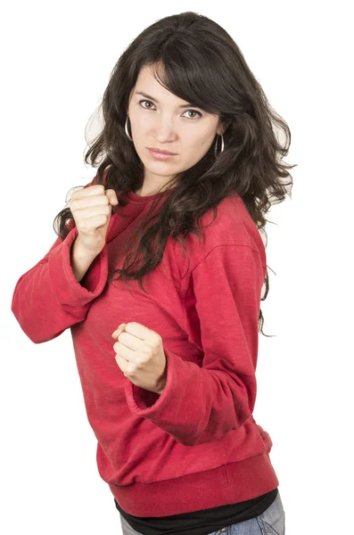 Красивая молодая девушка в красном топе позирует с кулаками жестом борьбы — стоковое фото
