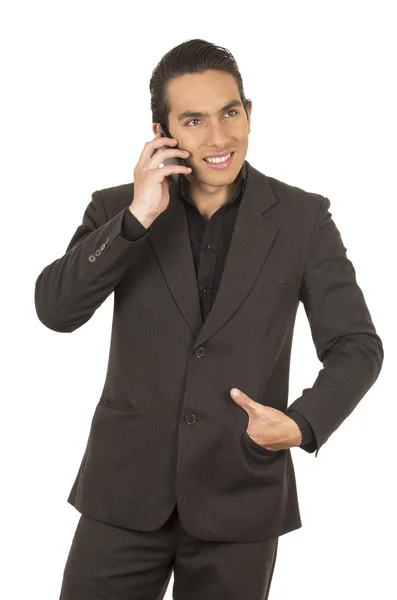 ハンサムな若い男スーツ ポーズ使用身に着けている携帯電話 — ストック写真