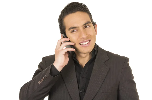 Yakışıklı genç adam bir takım elbise poz kullanarak giyen hücre telefon cep — Stok fotoğraf